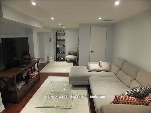 lower-23 Rangoon Rd, Etobicoke, ON, M9C4N5 | Card Image