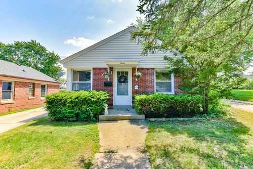 7645 W Lorraine Place, Milwaukee, WI, 53222 | Card Image