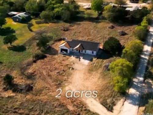 106 Valley Oaks Ln, Kerrville, TX, 78028-8730 | Card Image