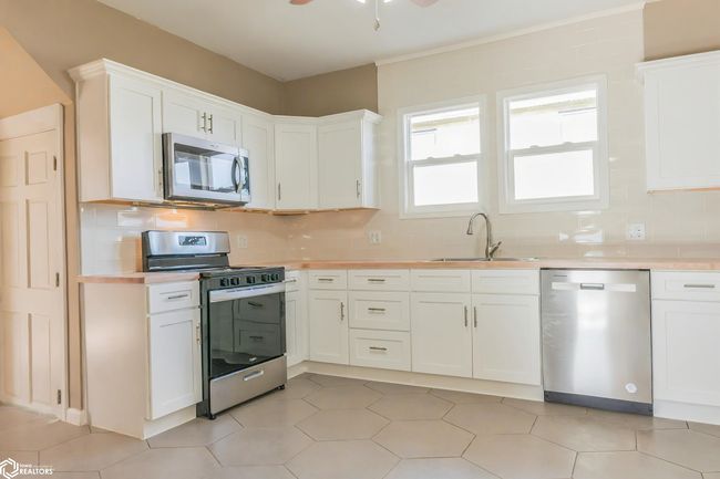 118 S Garfield Ave, Home with 3 bedrooms, 2 bathrooms and 2 parking in Burlington IA | Image 6