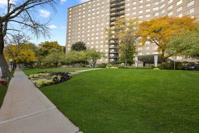 1704 - 7033 N Kedzie Avenue, Condo with 2 bedrooms, 2 bathrooms and 2 parking in Chicago IL | Image 2