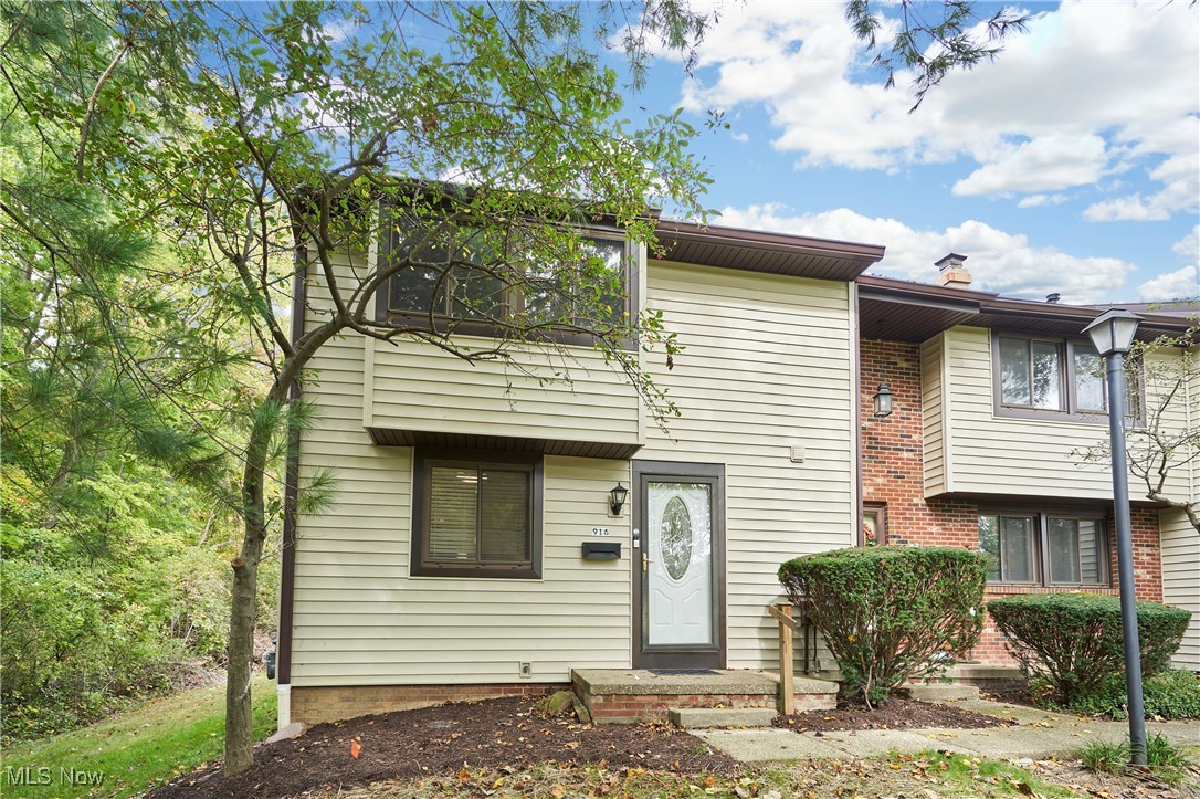 Hampton Ridge Dr, Akron, OH 44313