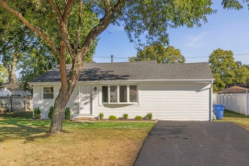 7818 W 99th St, Hickory Hills, IL, 60457-2318 | Card Image