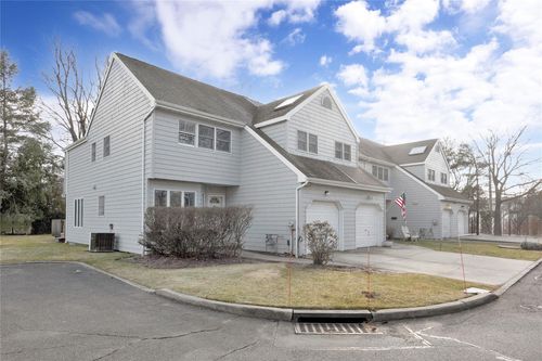 8 Beach Manor Ct, West Islip, NY, 11795-4935 | Card Image