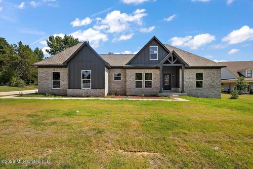 111 Carolina Cir, Senatobia, MS, 38668-7421 | Card Image