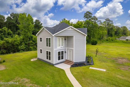 335 Country Club Ln, Newport, NC, 28570-8735 | Card Image