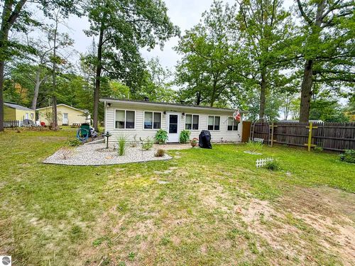 112 Cottage Dr, Prudenville, MI, 48651-9319 | Card Image
