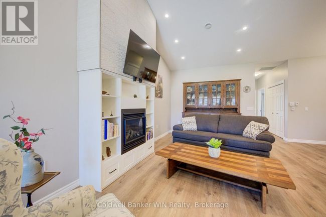 103 Broomers Crescent, Townhouse with 2 bedrooms, 2 bathrooms and 3 parking in Wellington North (Mount Forest) ON | Image 8