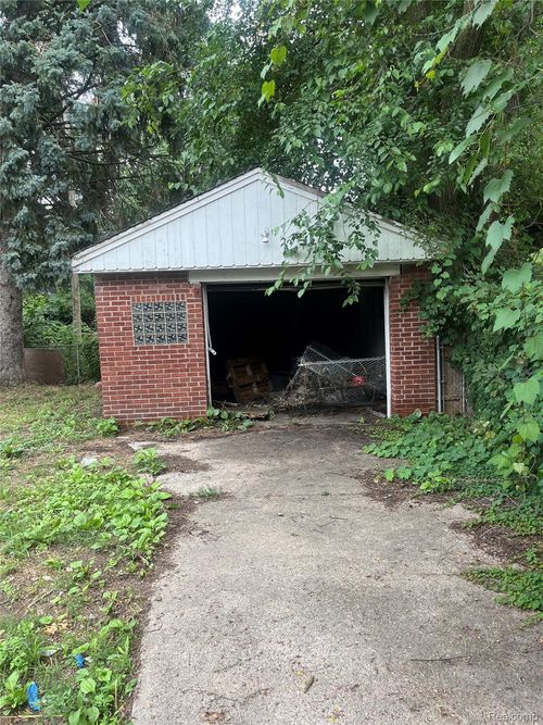 19338 Waltham St, Detroit, MI, 48205-2125 | Card Image