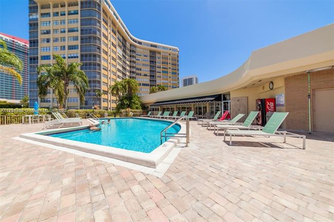 PH-1 - 100 Golden Isles Dr, Condo with 1 bedrooms, 2 bathrooms and null parking in Hallandale Beach FL | Image 14