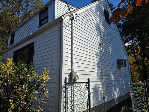 24 Oakbrook Rd, Ossining, NY, 10562-2620 | Card Image