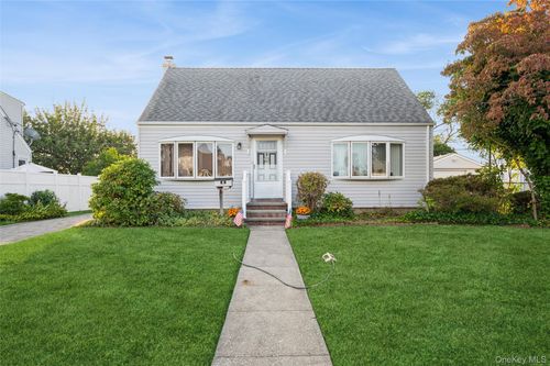 107 Cardinal Rd, Levittown, NY, 11756-5004 | Card Image