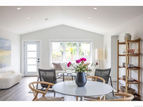 185 6th Ave W, Qualicum Beach, BC, V9K1S1 | Card Image
