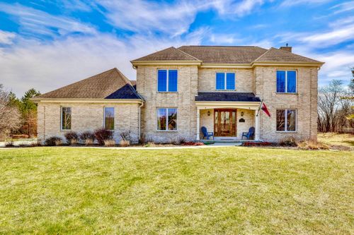 W157N7420 Stonewood Cir, Menomonee Falls, WI, 53051-0712 | Card Image