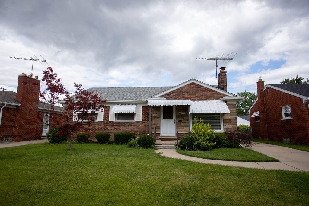 Chalon St, Saint Clair Shores, MI 48080