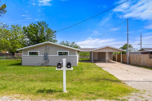205 April St, Bowie, TX, 76230-6217 | Card Image