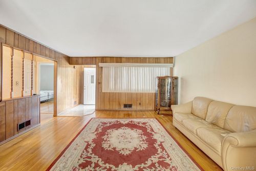 58 Lehigh Ln, Hicksville, NY, 11801-3313 | Card Image