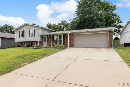 615 Country Lake Dr, Saint Peters, MO, 63376-6904 | Card Image