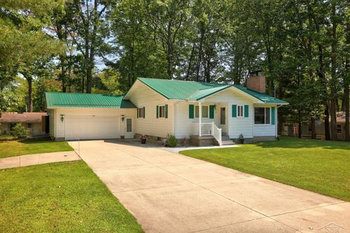 110 Chippewa Trl, Prudenville, MI, 48651-9733 | Card Image