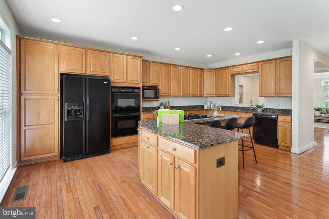 25804 Commons Sq, Townhouse with 3 bedrooms, 4 bathrooms and null parking in CHANTILLY VA | Image 12