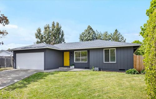 556 Glenn Way, Central Point, OR, 97502-1992 | Card Image