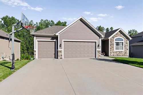 931 N Oak Ter, Tonganoxie, KS, 66086-4504 | Card Image