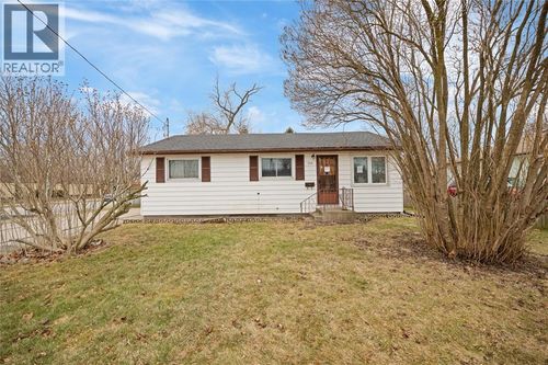 723 Bengarvie St, Point Edward, ON, N7V1B3 | Card Image