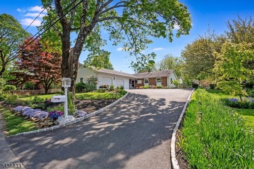 4 Hillcrest Ave, Mendham, NJ, 07945-1608 | Card Image