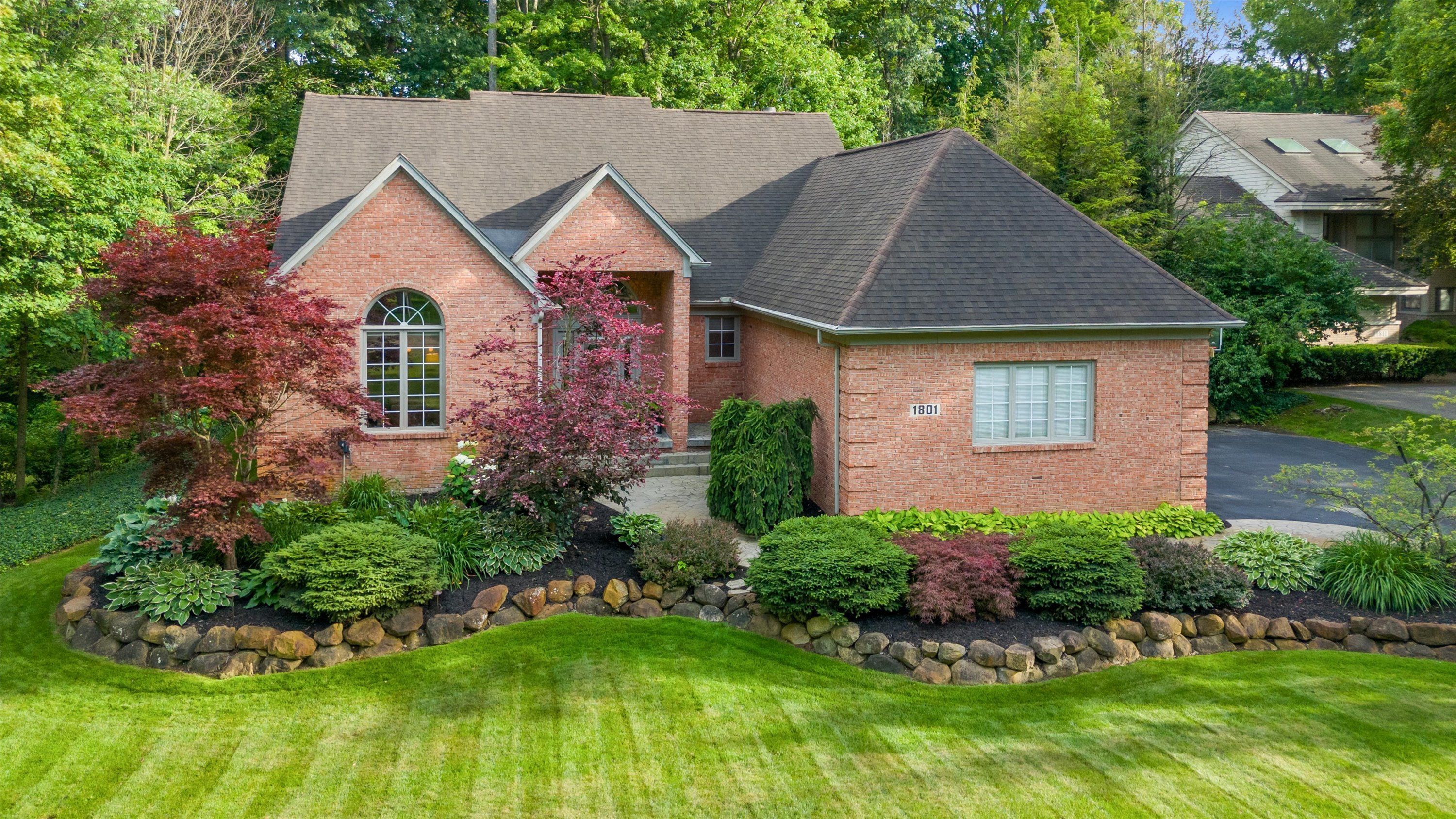 Hampshire Ct, Commerce Township, MI 48382
