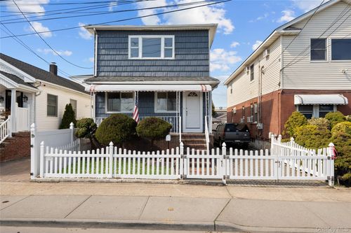 224 W Broadway, Inwood, NY, 11096-1323 | Card Image