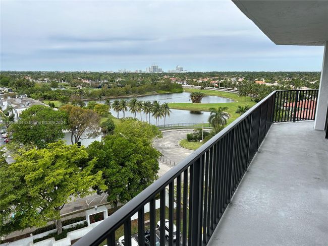 909 - 1000 Parkview Dr, Condo with 3 bedrooms, 2 bathrooms and null parking in Hallandale Beach FL | Image 6