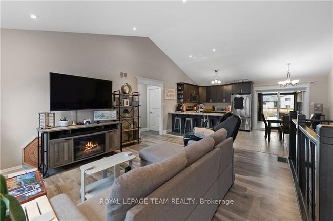6 Noble Cres, House other with 3 bedrooms, 3 bathrooms and 6 parking in Petawawa ON | Image 6