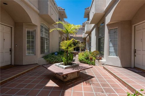 2-813 N Martel Ave, Los Angeles, CA, 90046-7595 | Card Image