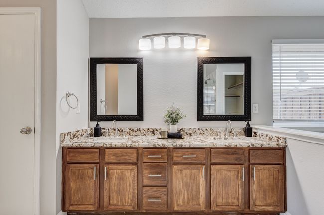 Full bath with double vanity | Image 25