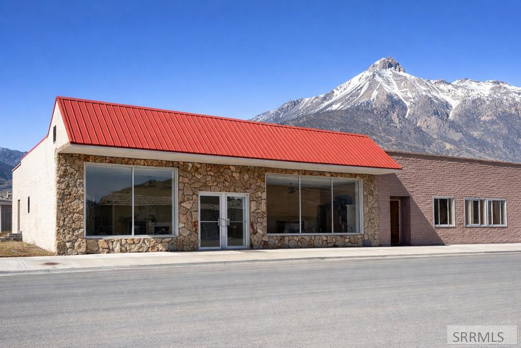 112 S Main St, Mackay, ID 83251