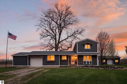 6410 Madison Rd, Alma, MI, 48801-9511 | Card Image