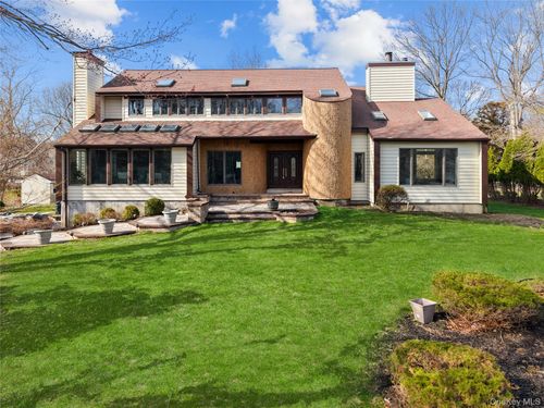 3 Indian Valley Rd, Setauket, NY, 11733-4037 | Card Image