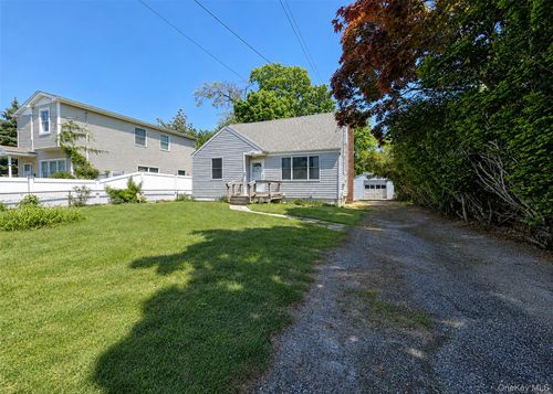 23 Robbins Ave, Islip, NY, 11751-2726 | Card Image
