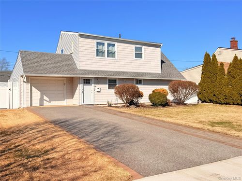 48 Daffodil Ln, Wantagh, NY, 11793-1802 | Card Image