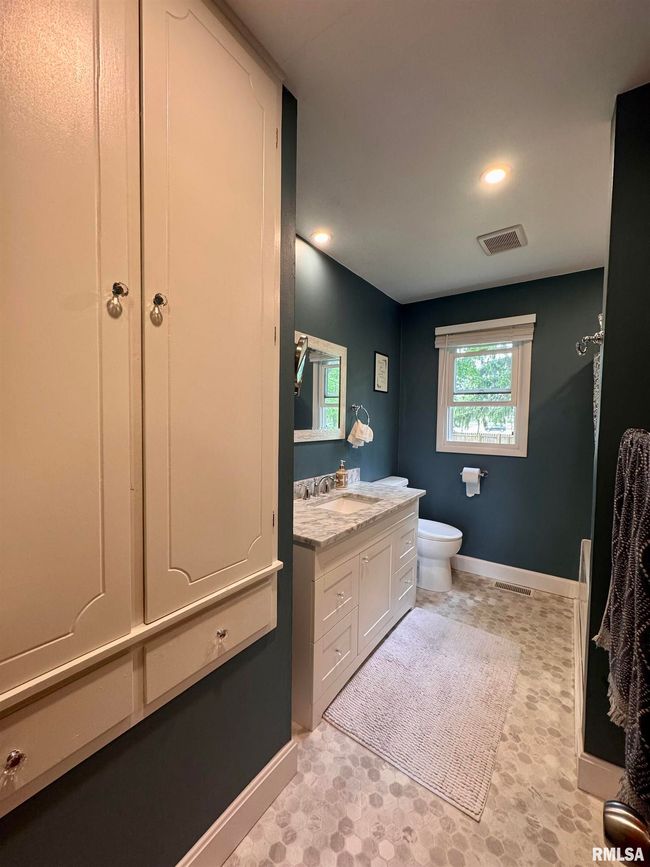 940 Memorial Dr, House other with 3 bedrooms, 2 bathrooms and null parking in Macomb IL | Image 15