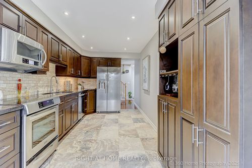 32 Heathcliffe Sq, Brampton, ON, L6S5P7 | Card Image