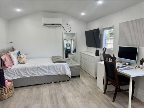 10800 Nw 22nd Ct, Miami, FL, 33167-3049 | Card Image