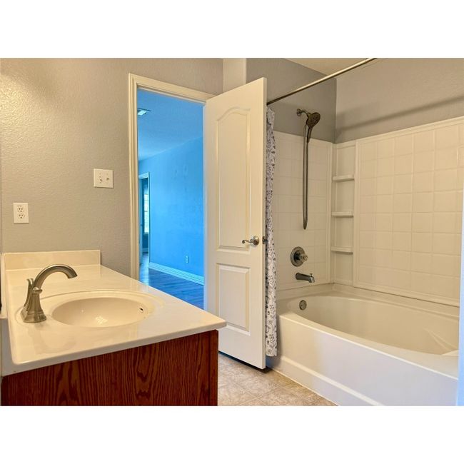 Large garden tub and shower combo. | Image 28