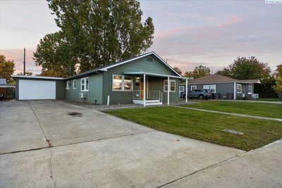 CHARMING-3-BED-GEM-NEAR-G - 426 Goethals Drive, Home with 3 bedrooms, 1 bathrooms and null parking in Richland WA | Image 2