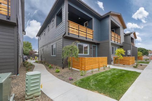 1420 N Cole Cottage Ln, Boise, ID, 83704-8984 | Card Image