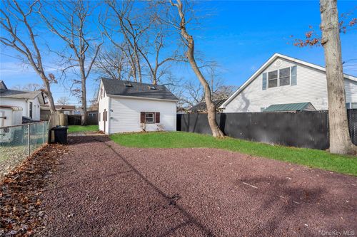 84 Pleasure Ave, Ronkonkoma, NY, 11779-4257 | Card Image