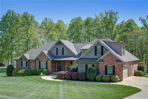 208 Lakeshore Dr, Reidsville, NC, 27320-9640 | Card Image