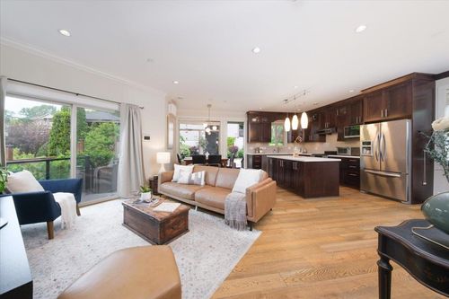 640 W 15th St, North Vancouver, BC, V7M1S9 | Card Image