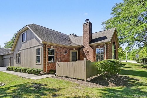 649 Perry Creek Dr, Grand Blanc, MI, 48439-1480 | Card Image