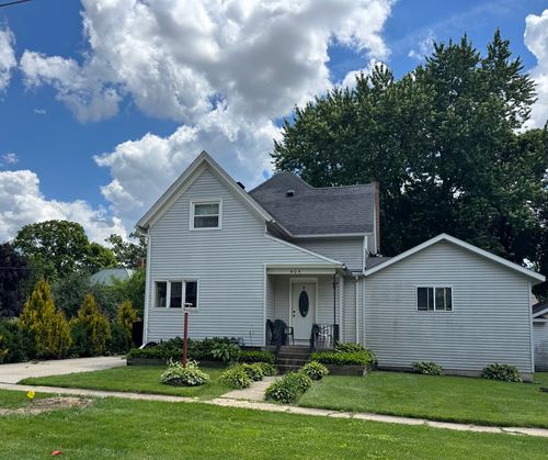 404 W Burbank St, Harvard, IL, 60033-2120 | Card Image